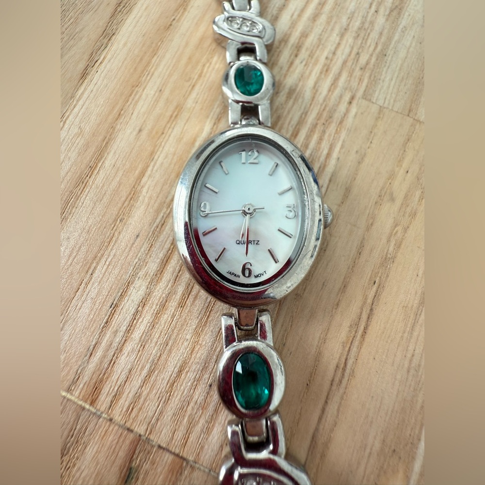 Unbranded ladies silver tone oval dress watch NEW BATTERY